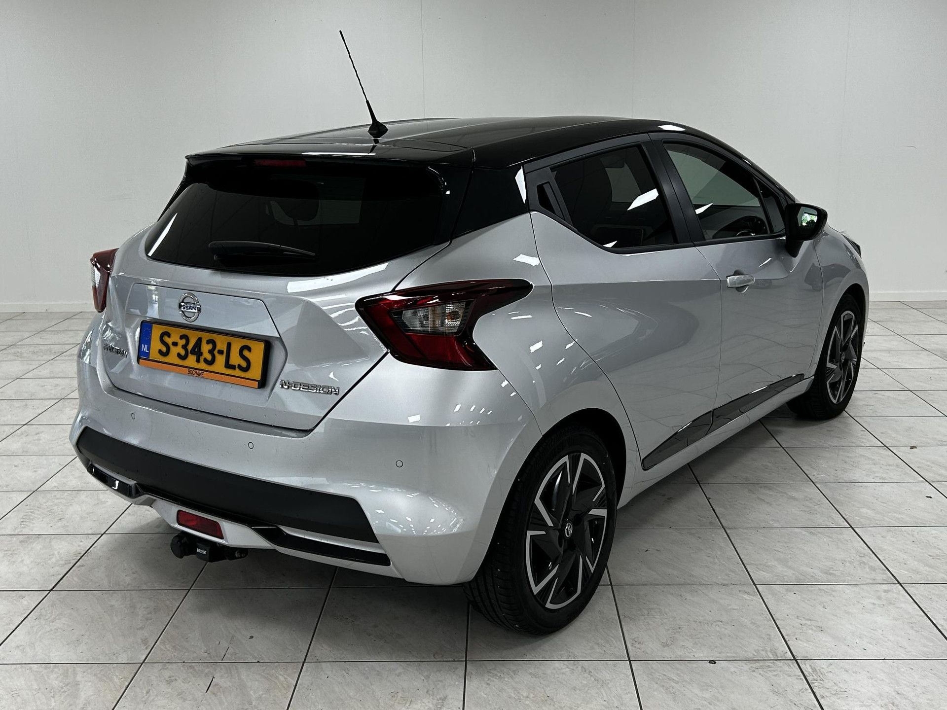 Nissan Micra met kenteken S-343-LS – achteraanzicht