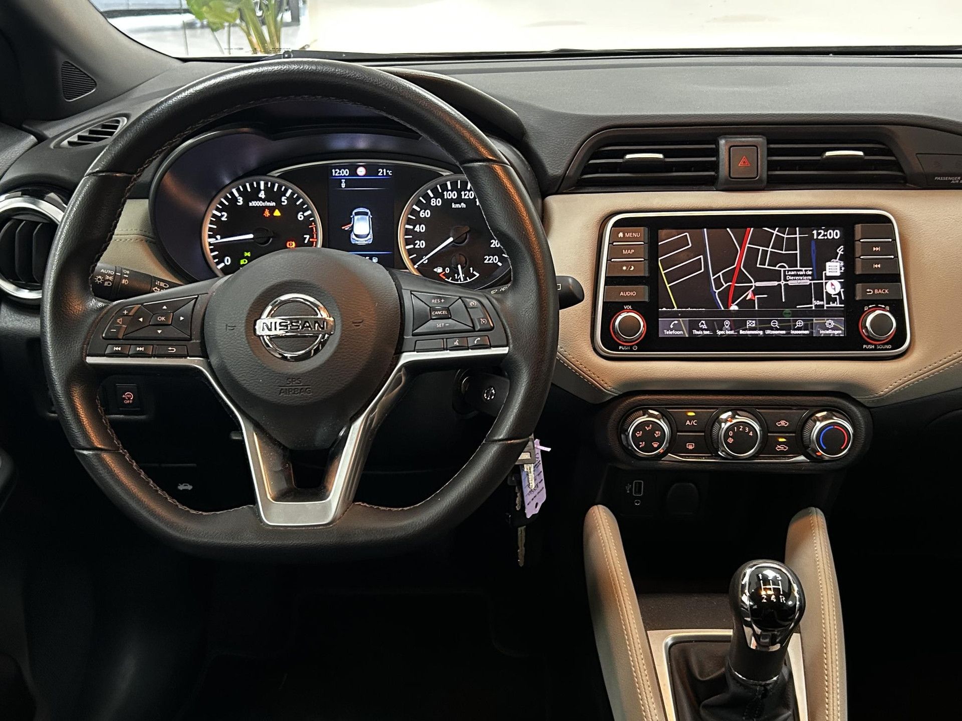 Nissan Micra met kenteken S-343-LS – interieur