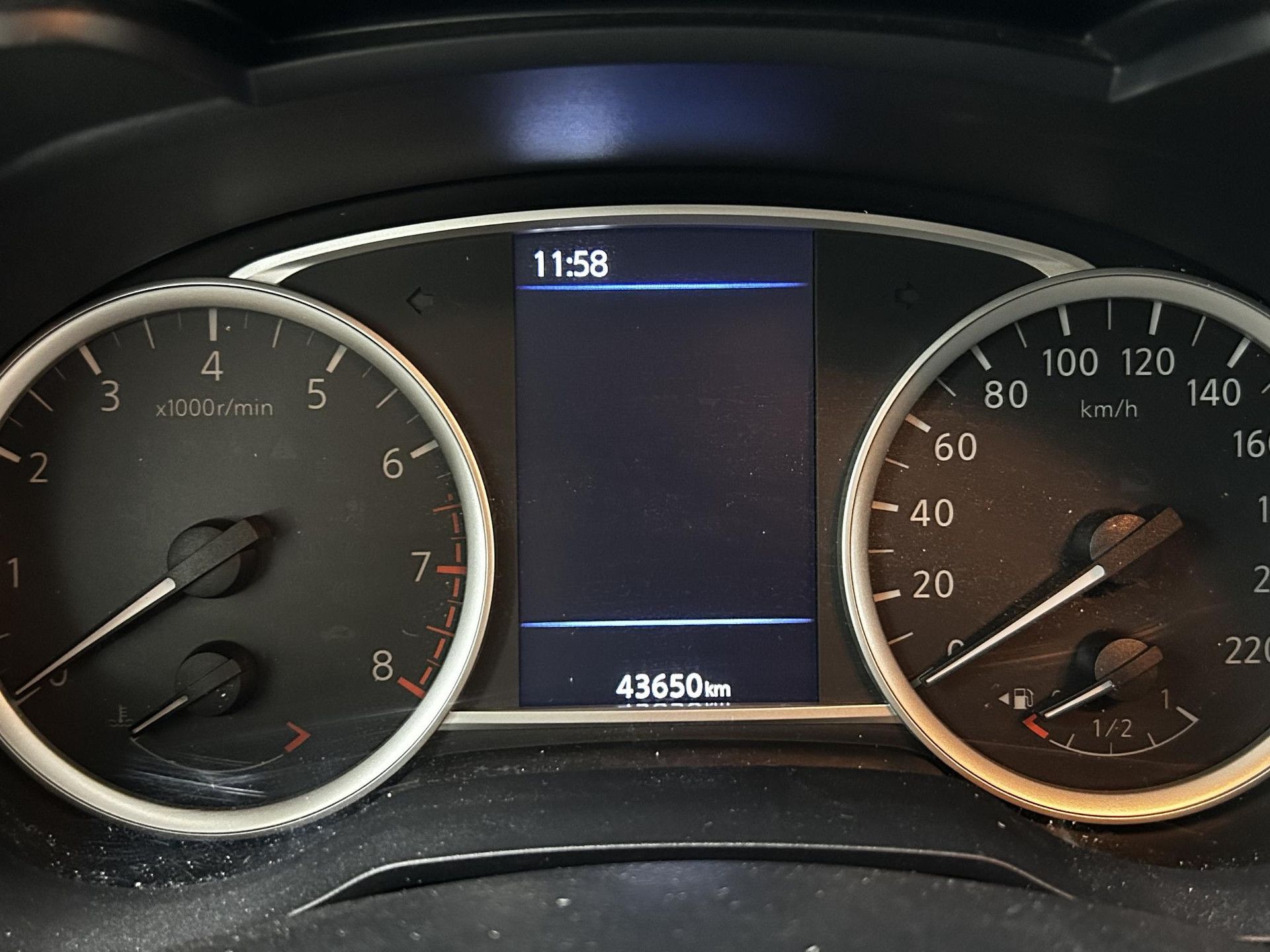 Nissan Micra met kenteken S-343-LS – dashboard