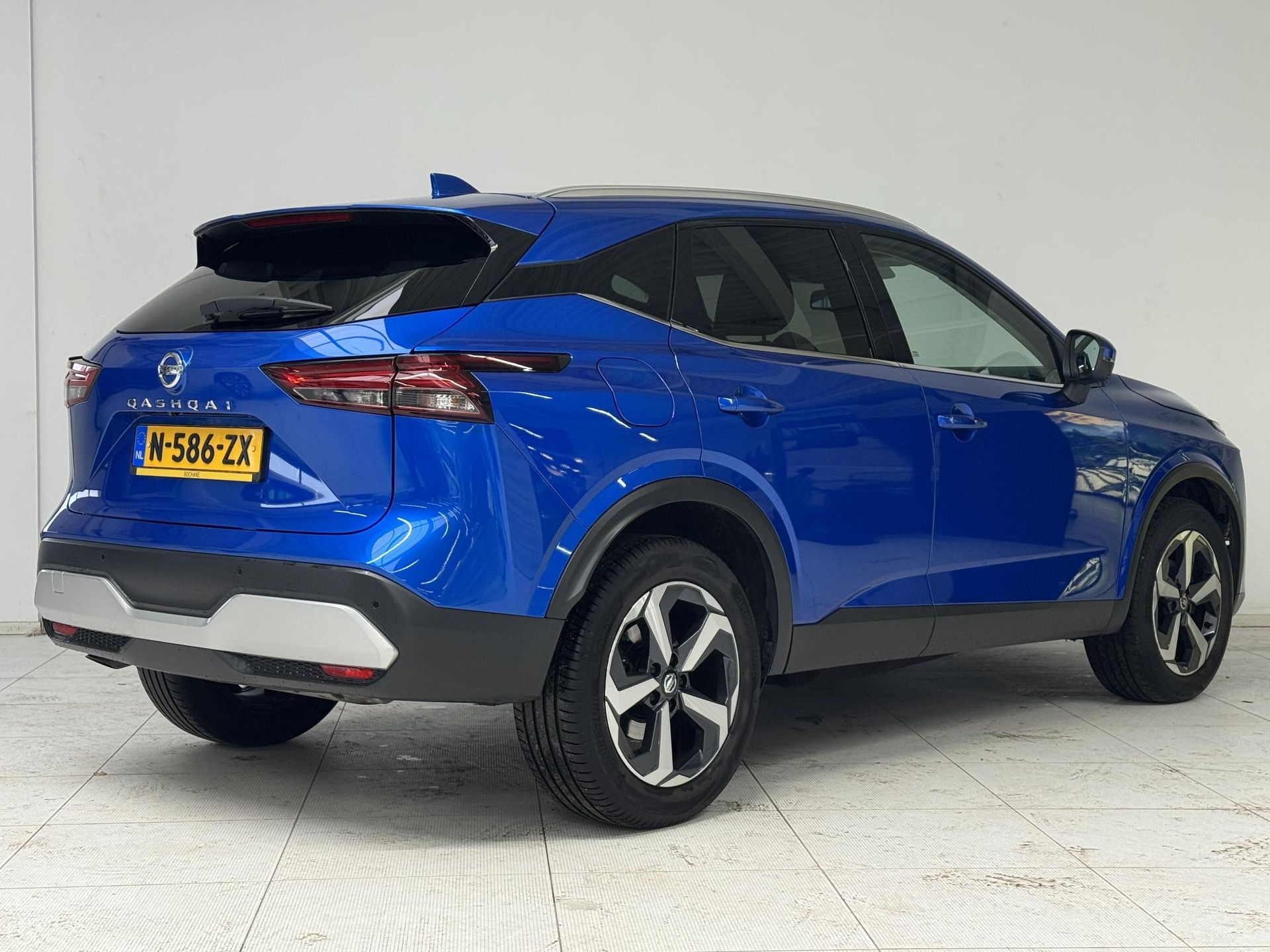 Nissan QASHQAI met kenteken N-586-ZX – achteraanzicht