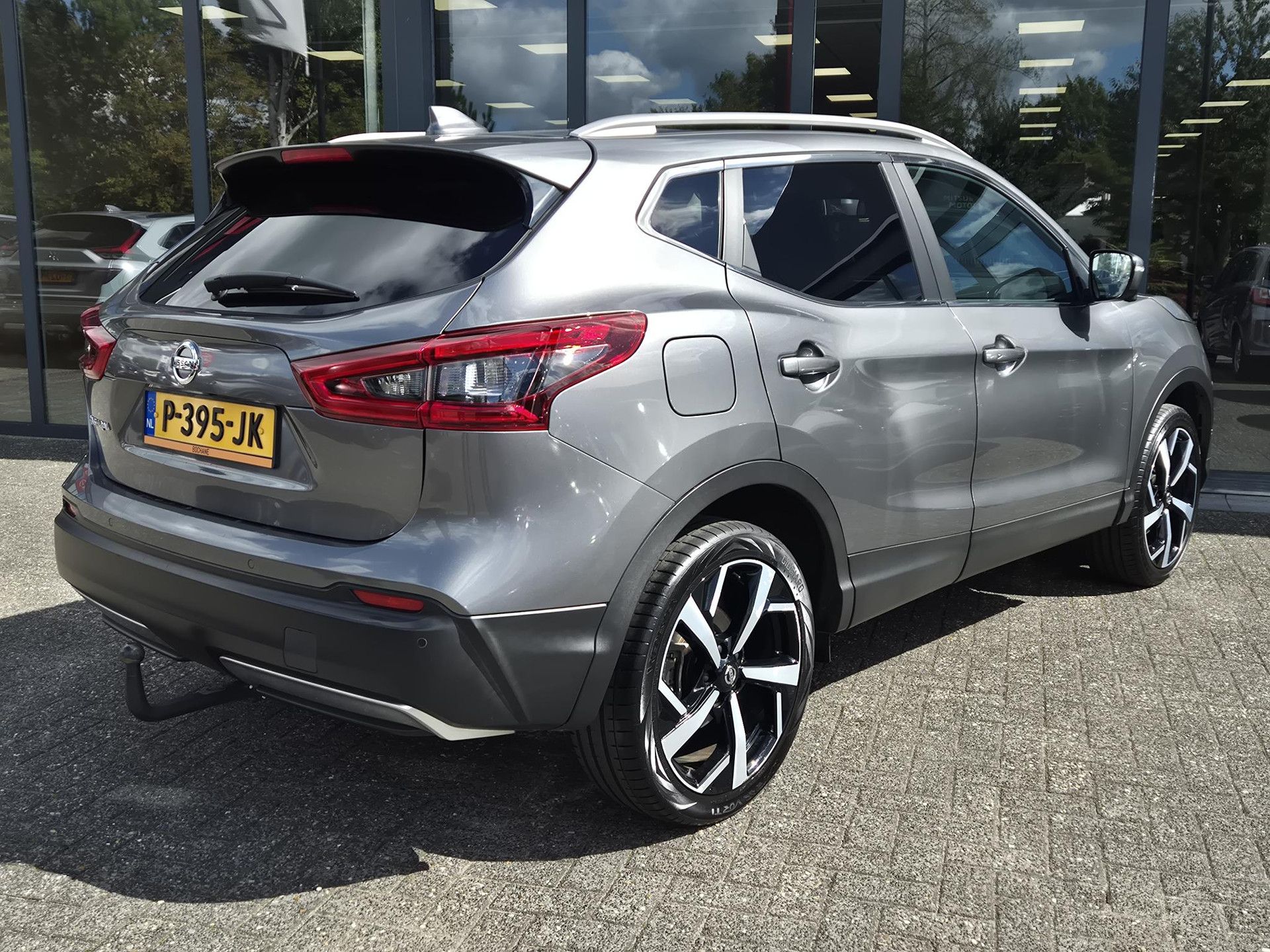 Nissan QASHQAI met kenteken P-395-JK – achteraanzicht