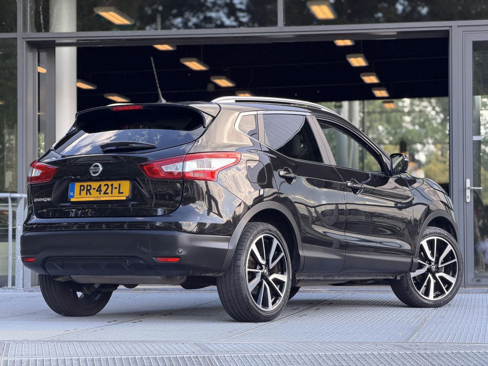 Nissan QASHQAI met kenteken PR-421-L – achteraanzicht