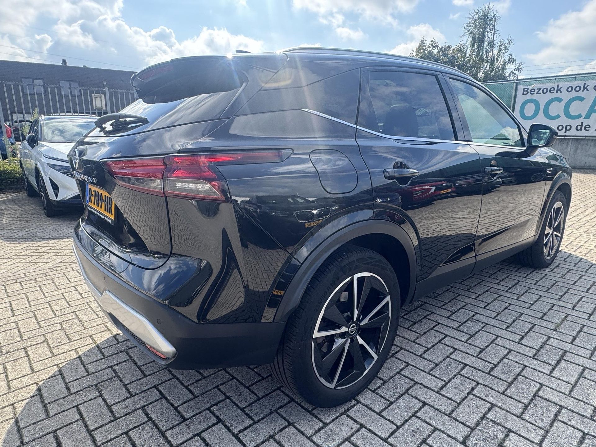 Nissan QASHQAI met kenteken R-789-HR – achteraanzicht