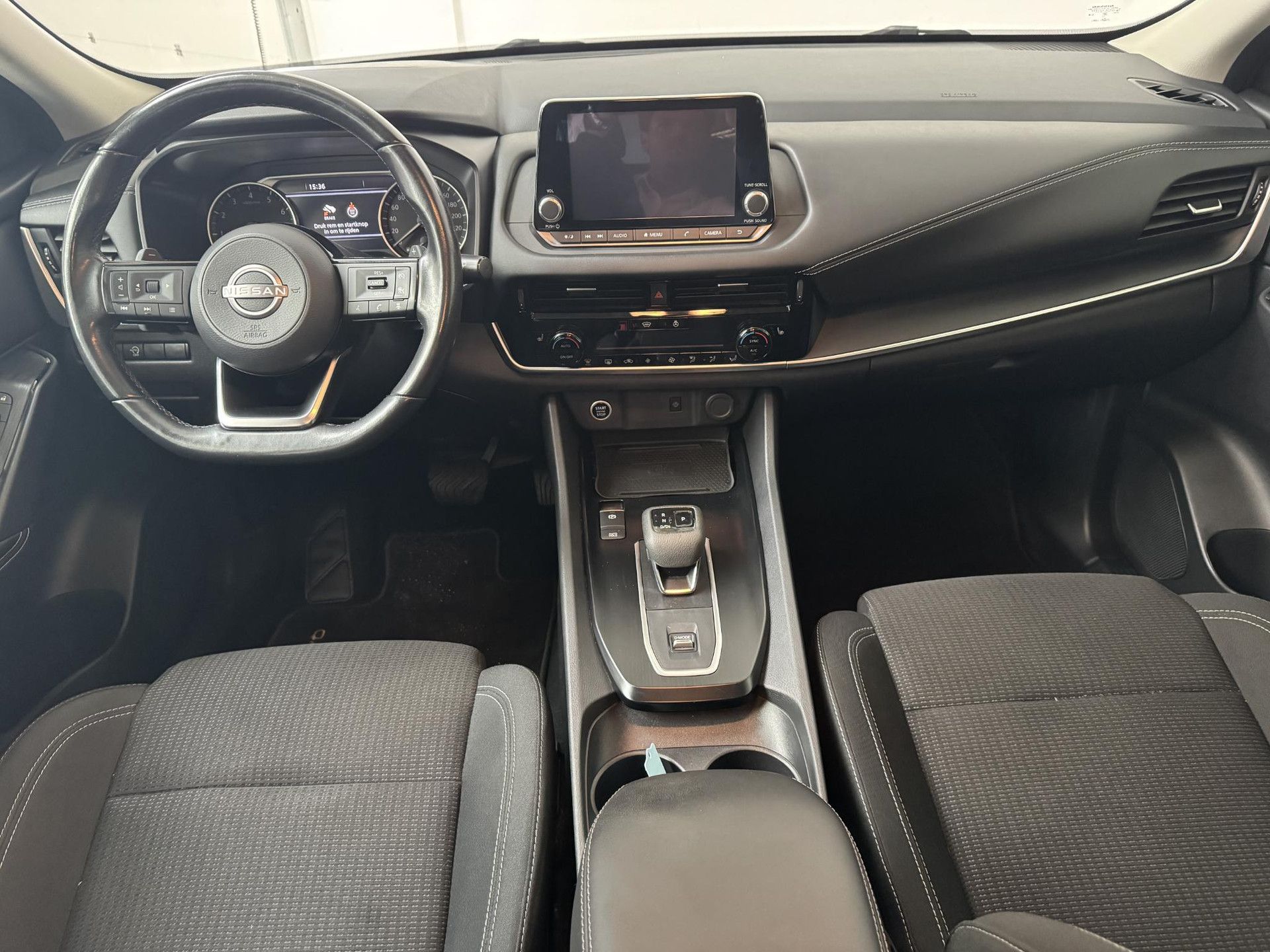 Nissan QASHQAI met kenteken X-826-RR – interieur