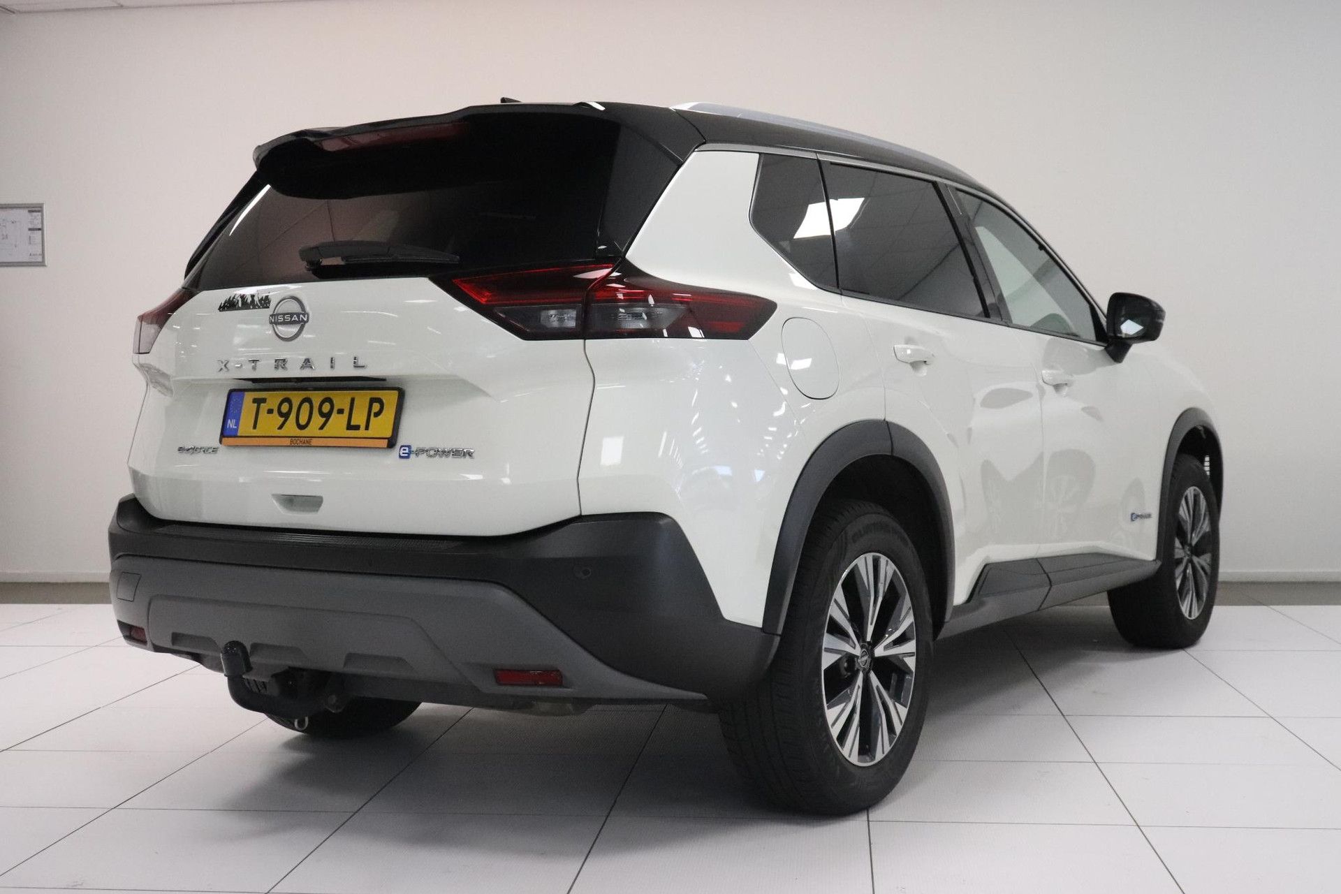 Nissan X-Trail met kenteken T-909-LP – achteraanzicht