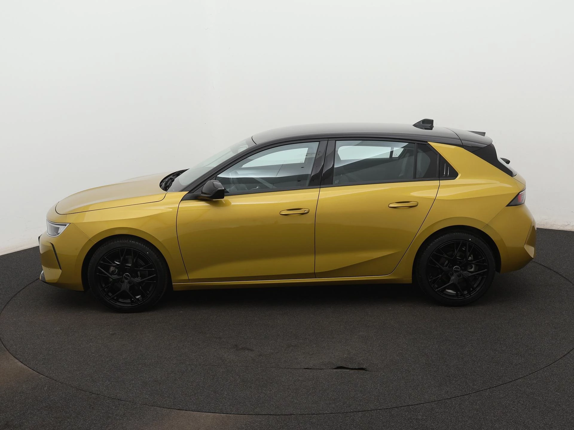 Opel Astra met kenteken T-068-FP – autofoto 3