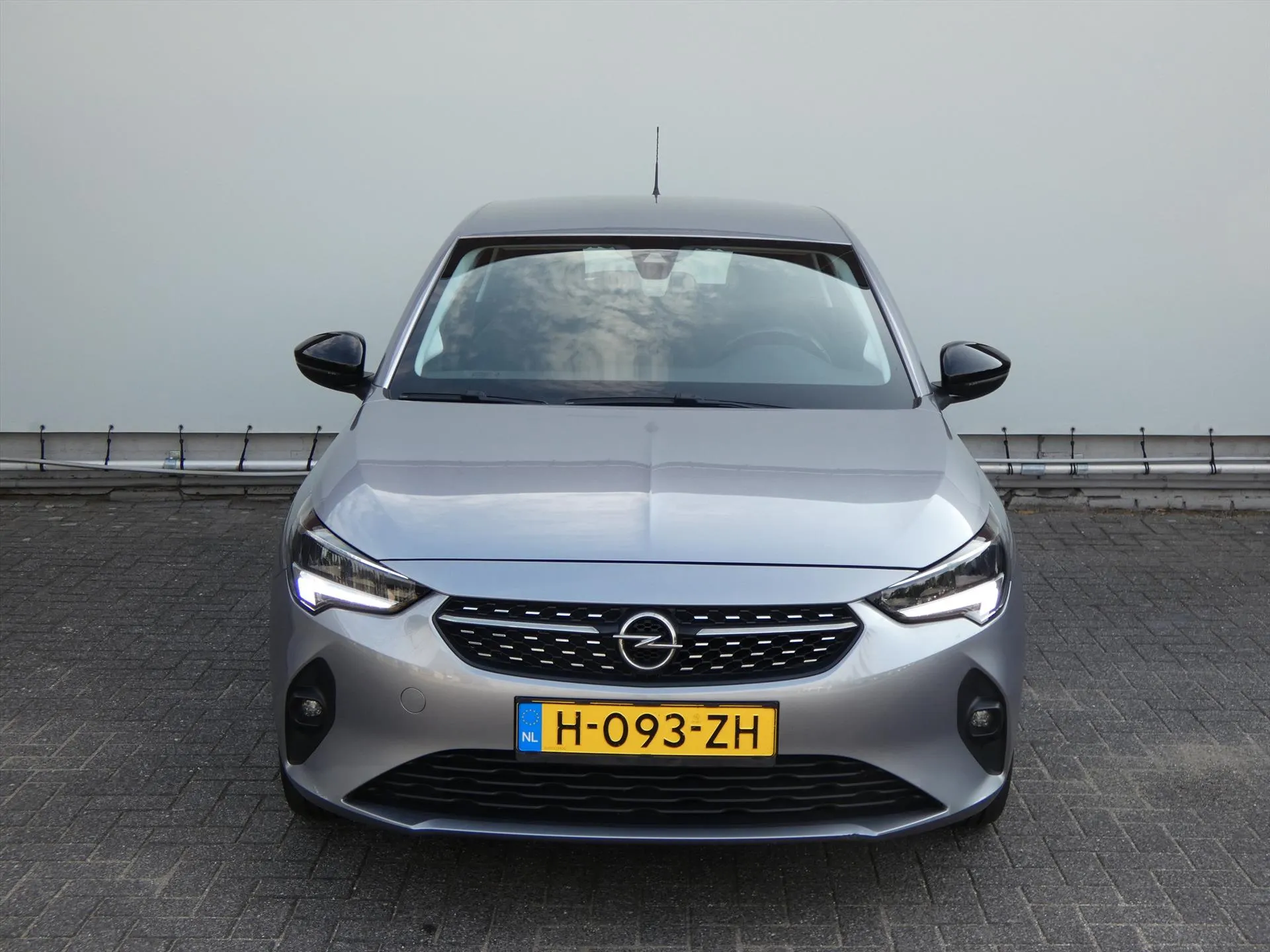 Opel Corsa met kenteken H-093-ZH – achteraanzicht