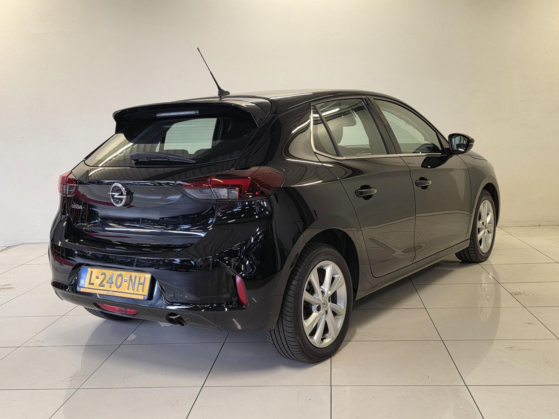 Opel Corsa met kenteken L-240-NH – achteraanzicht