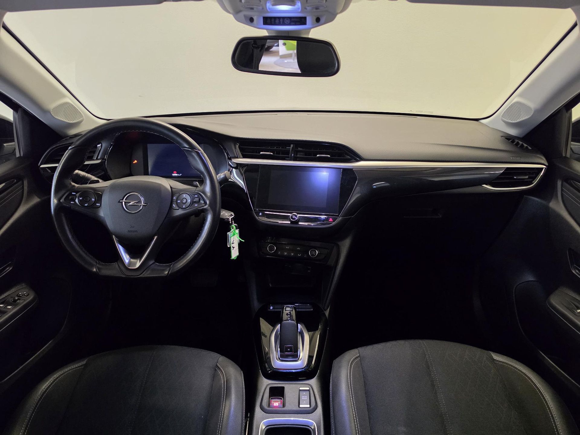 Opel Corsa met kenteken L-240-NH – interieur