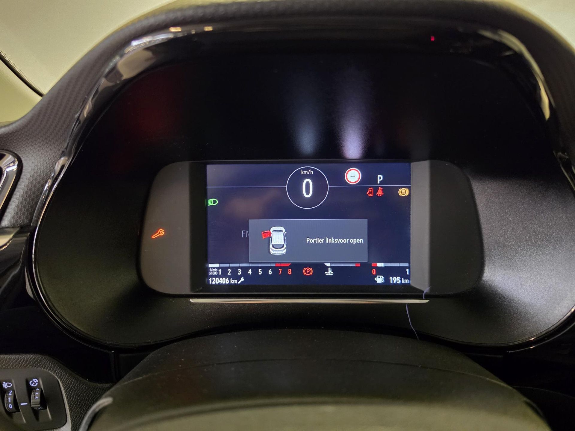 Opel Corsa met kenteken L-240-NH – dashboard