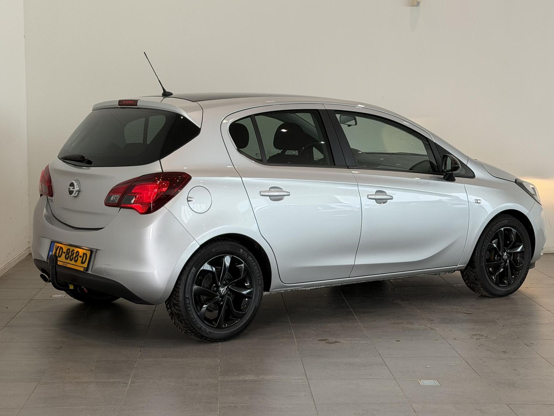 Opel Corsa met kenteken XD-888-D – achteraanzicht