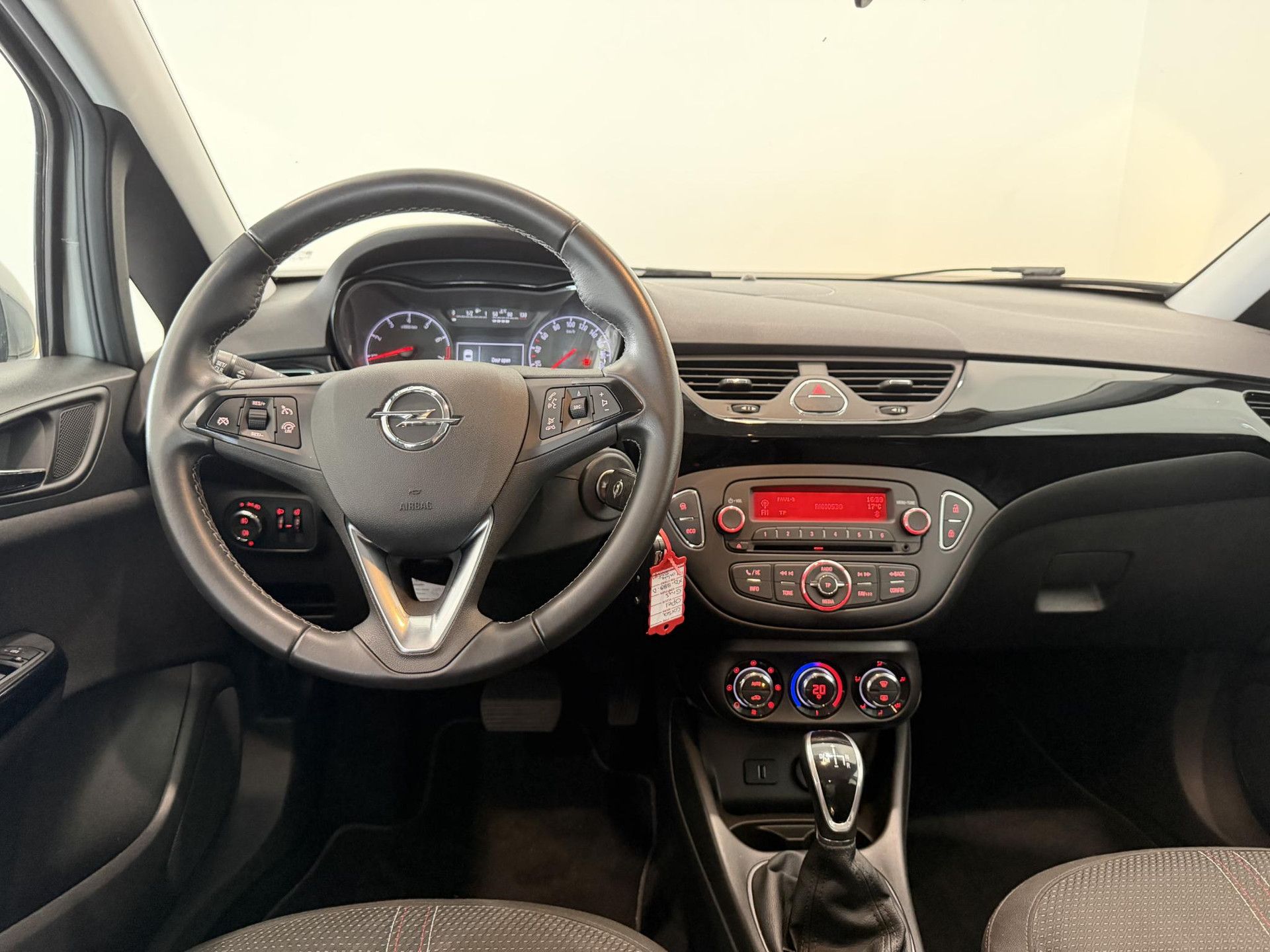 Opel Corsa met kenteken XD-888-D – interieur