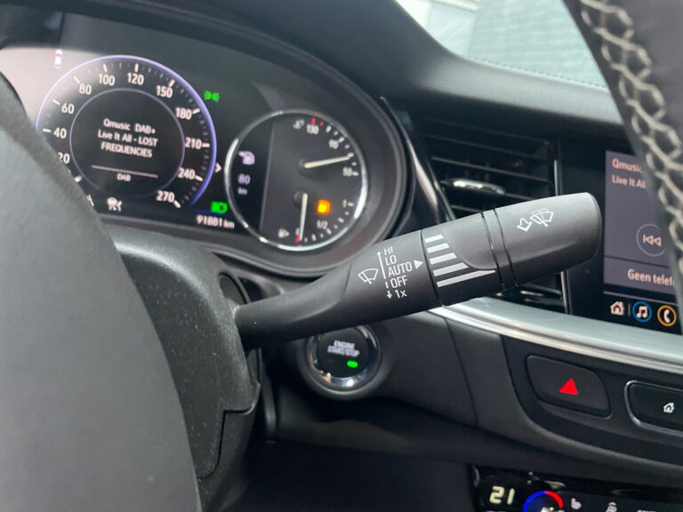 Opel Insignia met kenteken J-975-RS – vooraanzicht