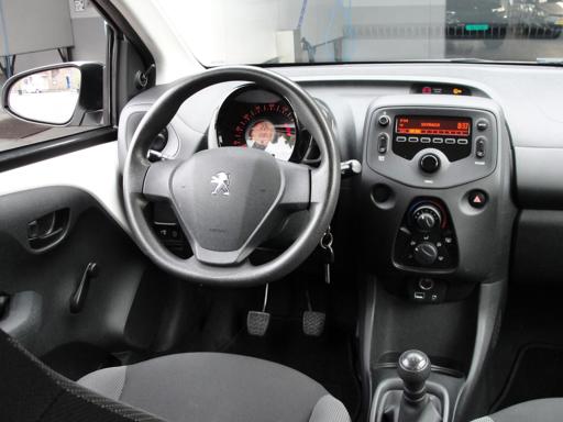 Peugeot 108 met kenteken 2-ZFR-53 – dashboard
