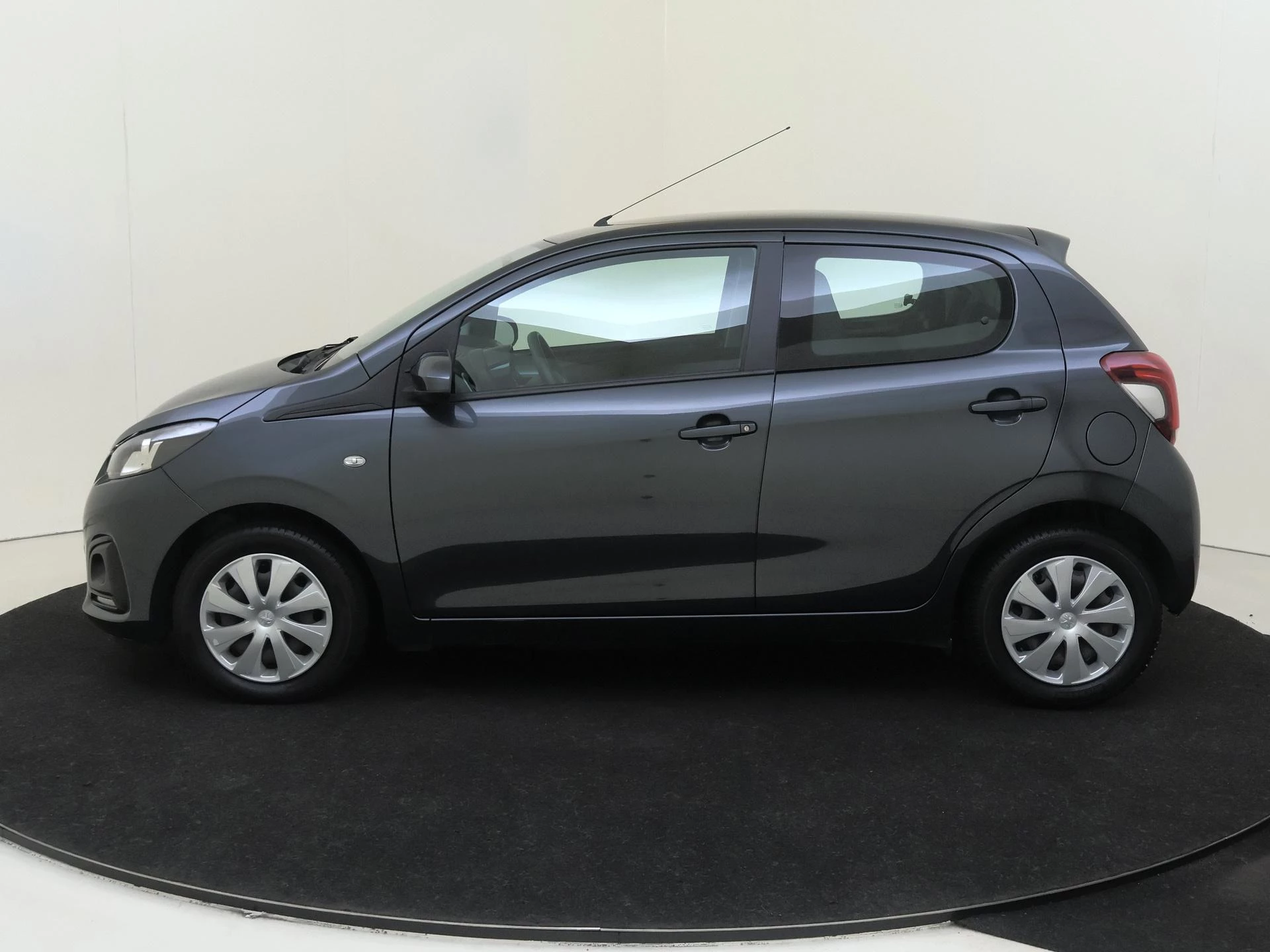 Peugeot 108 met kenteken 45100 – autofoto 5