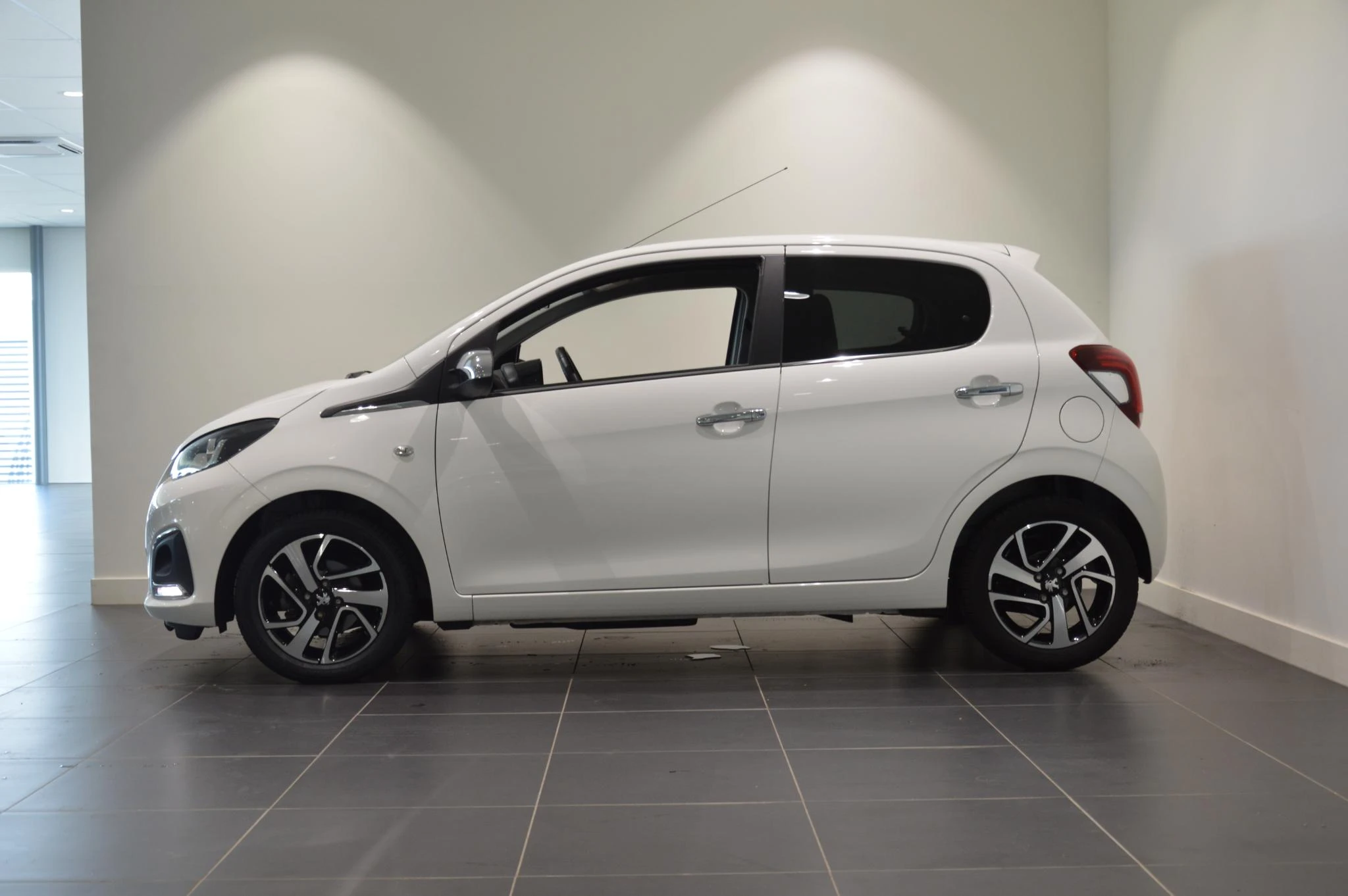 Peugeot 108 met kenteken 43100 – autofoto 5