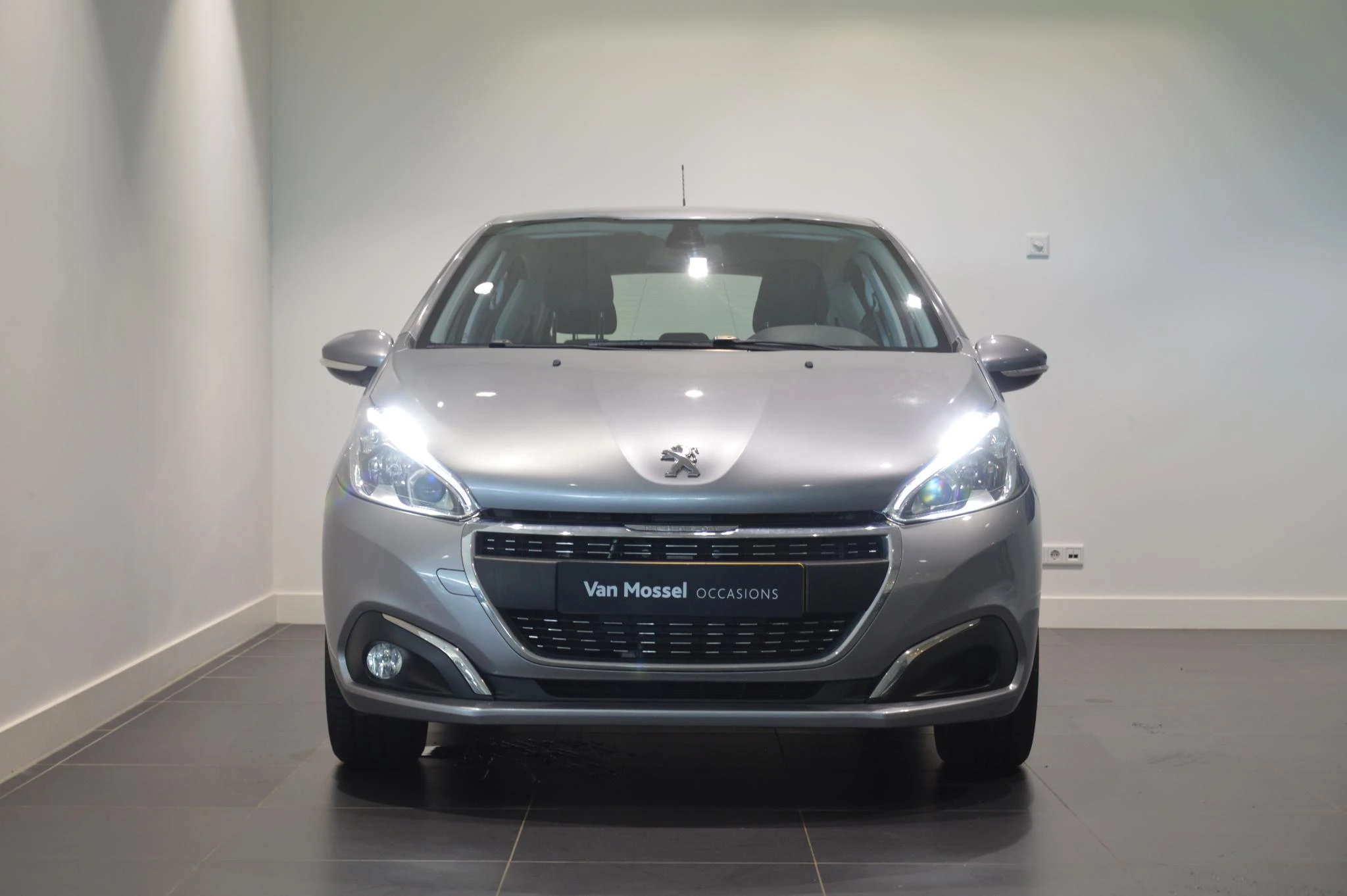 Peugeot 208 met kenteken 56100 – autofoto 4