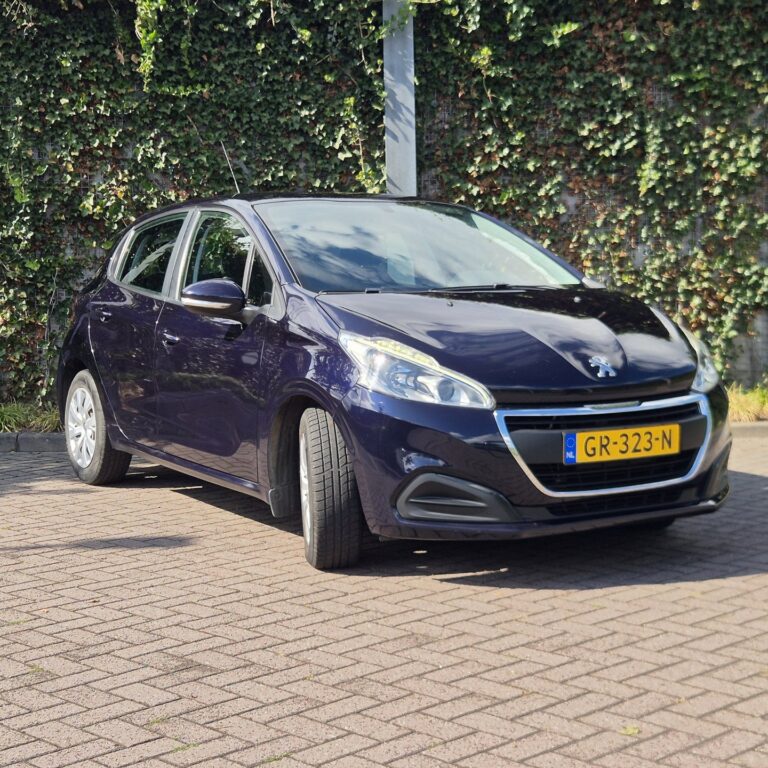 Peugeot 208 met kenteken GR-323-N – vooraanzicht