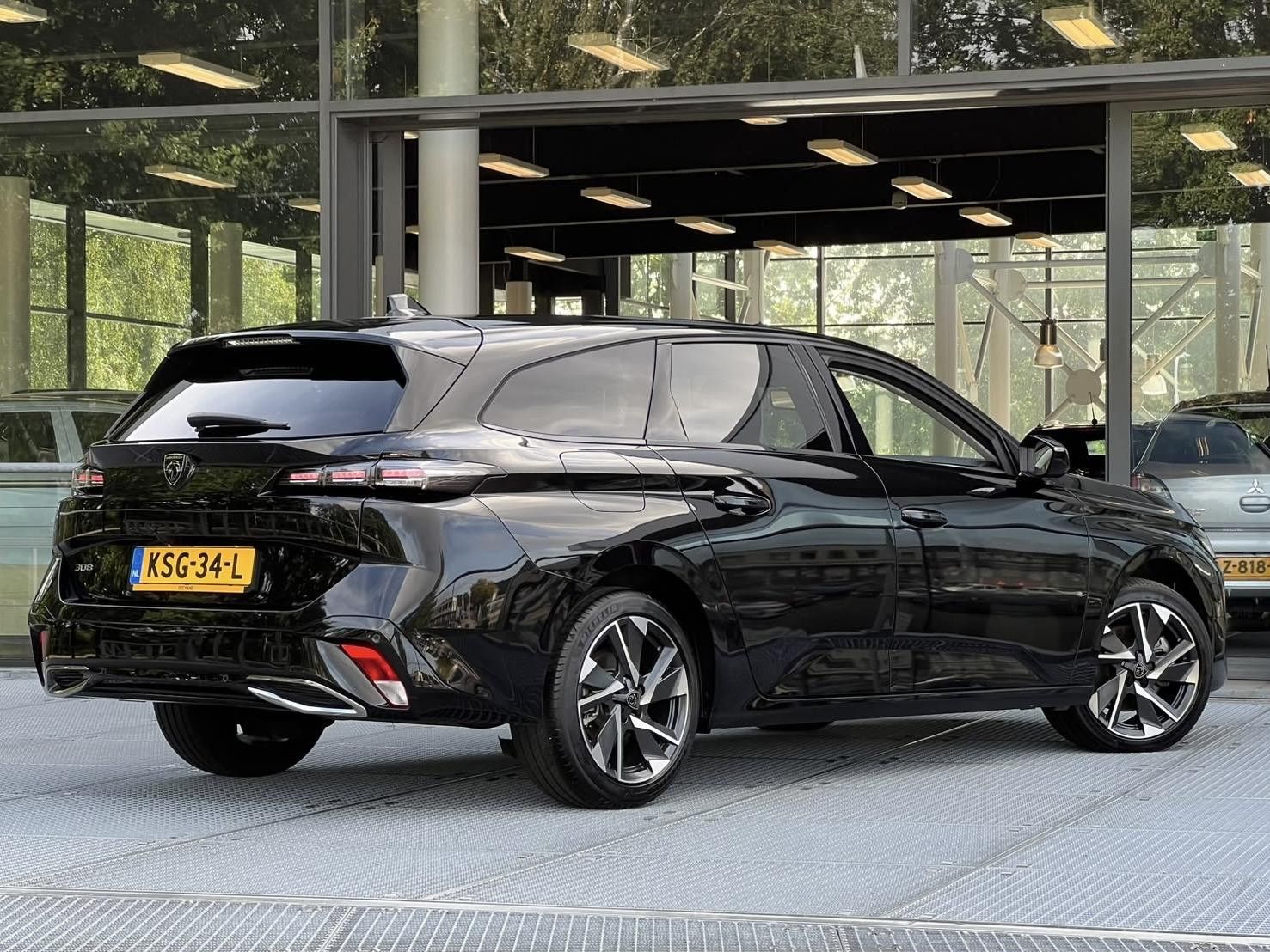 Peugeot 308 met kenteken KSG-34-L – achteraanzicht