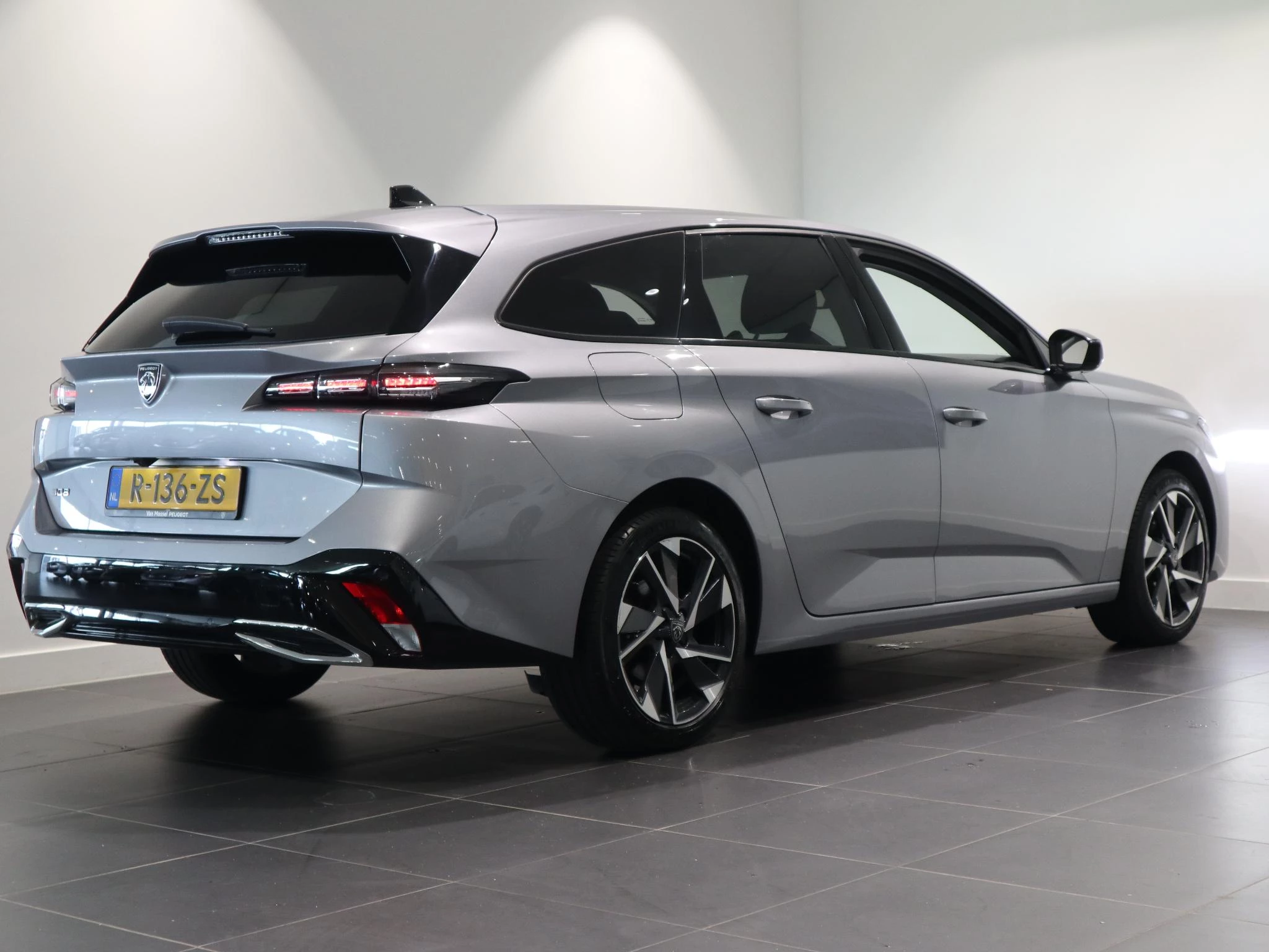 Peugeot 308 met kenteken R-136-ZS – autofoto 5