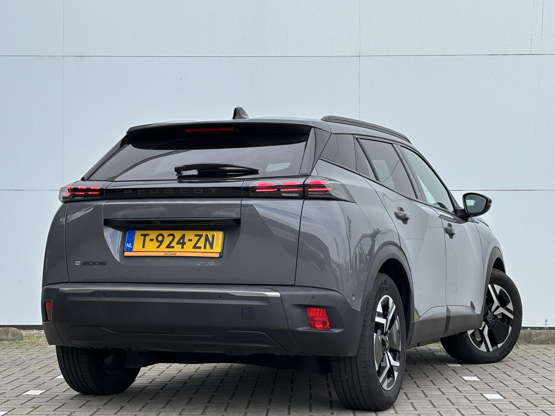Peugeot e-2008 met kenteken T-924-ZN – achteraanzicht