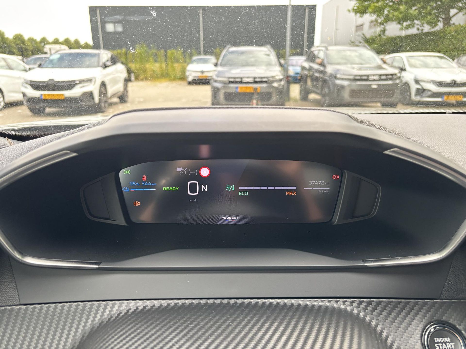 Peugeot e-2008 met kenteken T-924-ZN – dashboard