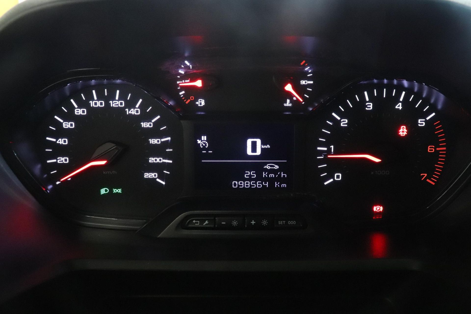 Peugeot Partner met kenteken VHT-12-H – dashboard