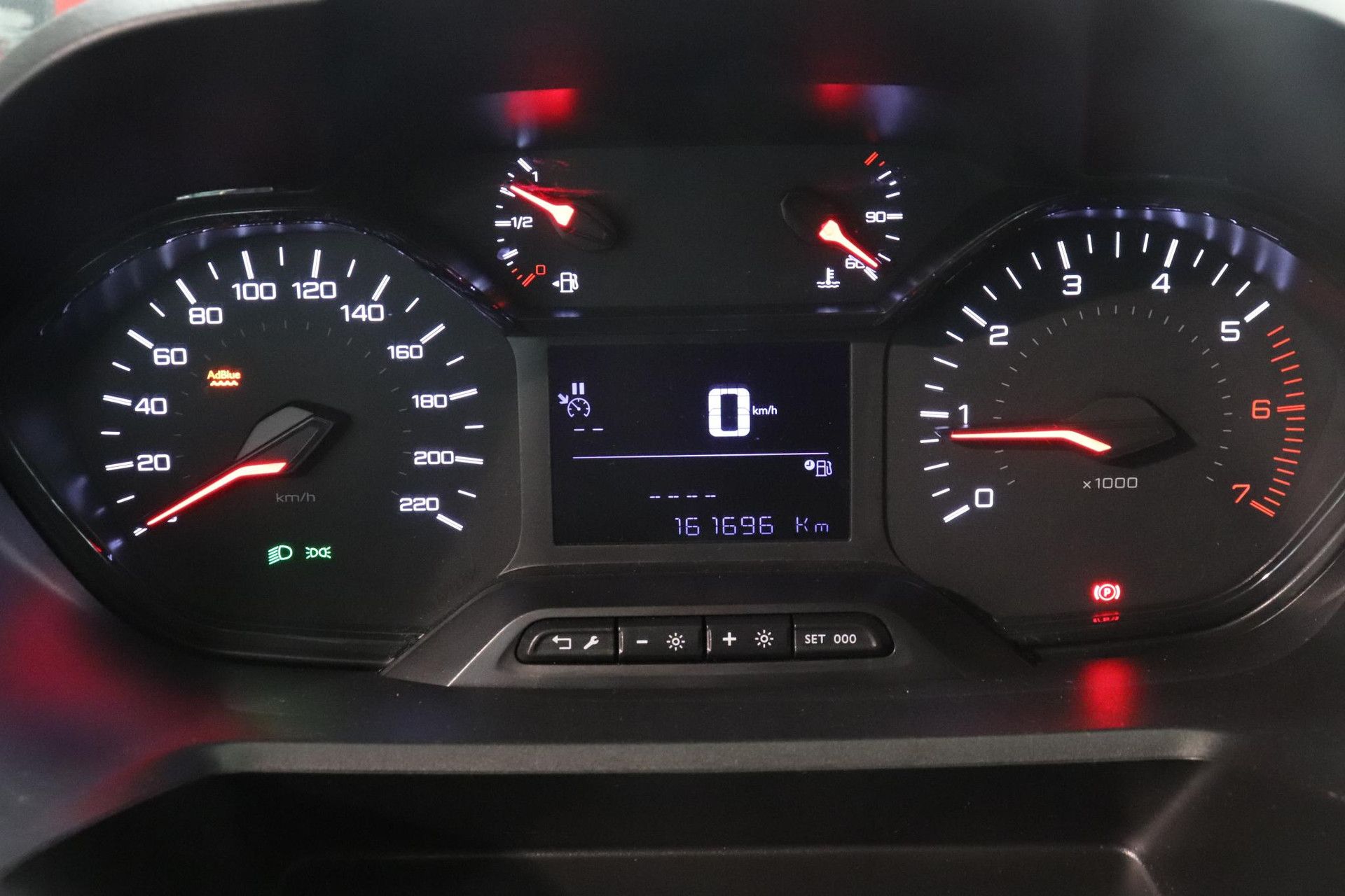 Peugeot Partner met kenteken VHT-88-V – dashboard