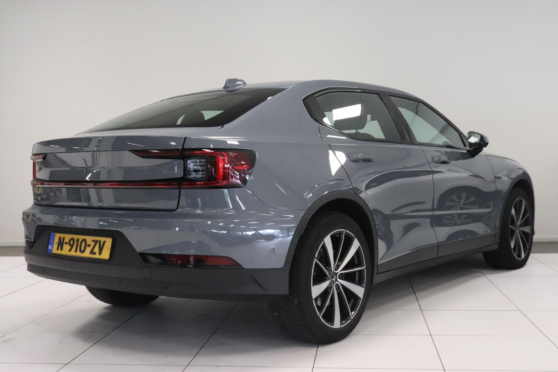 Polestar 2 met kenteken N-910-ZV – achteraanzicht
