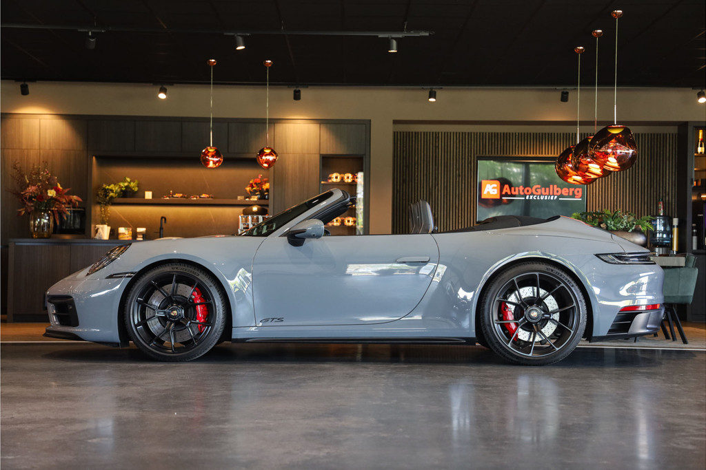 Porsche 911 met kenteken JFD-33-R – interieur