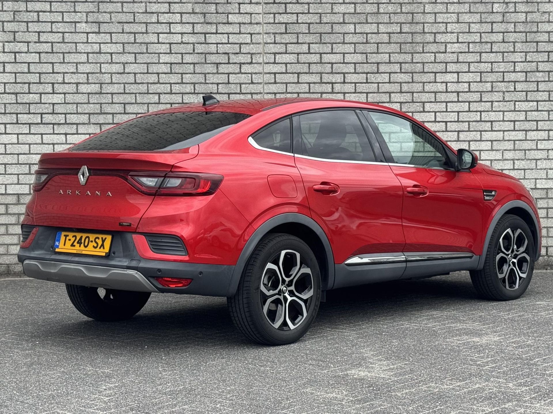Renault Arkana met kenteken T-240-SX – achteraanzicht