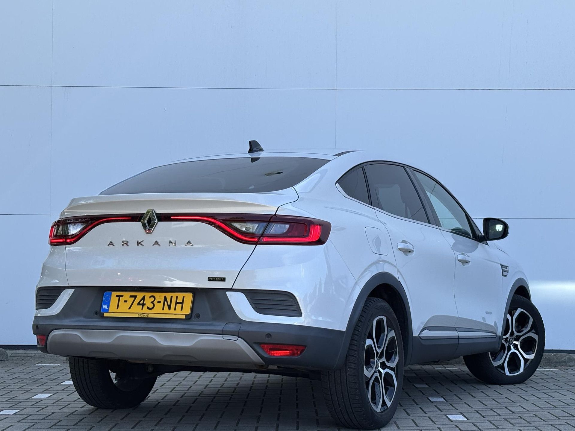 Renault Arkana met kenteken T-743-NH – achteraanzicht