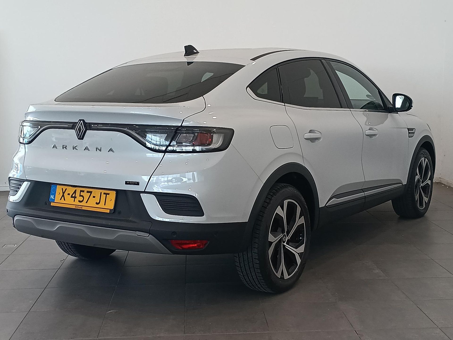 Renault Arkana met kenteken X-457-JT – achteraanzicht