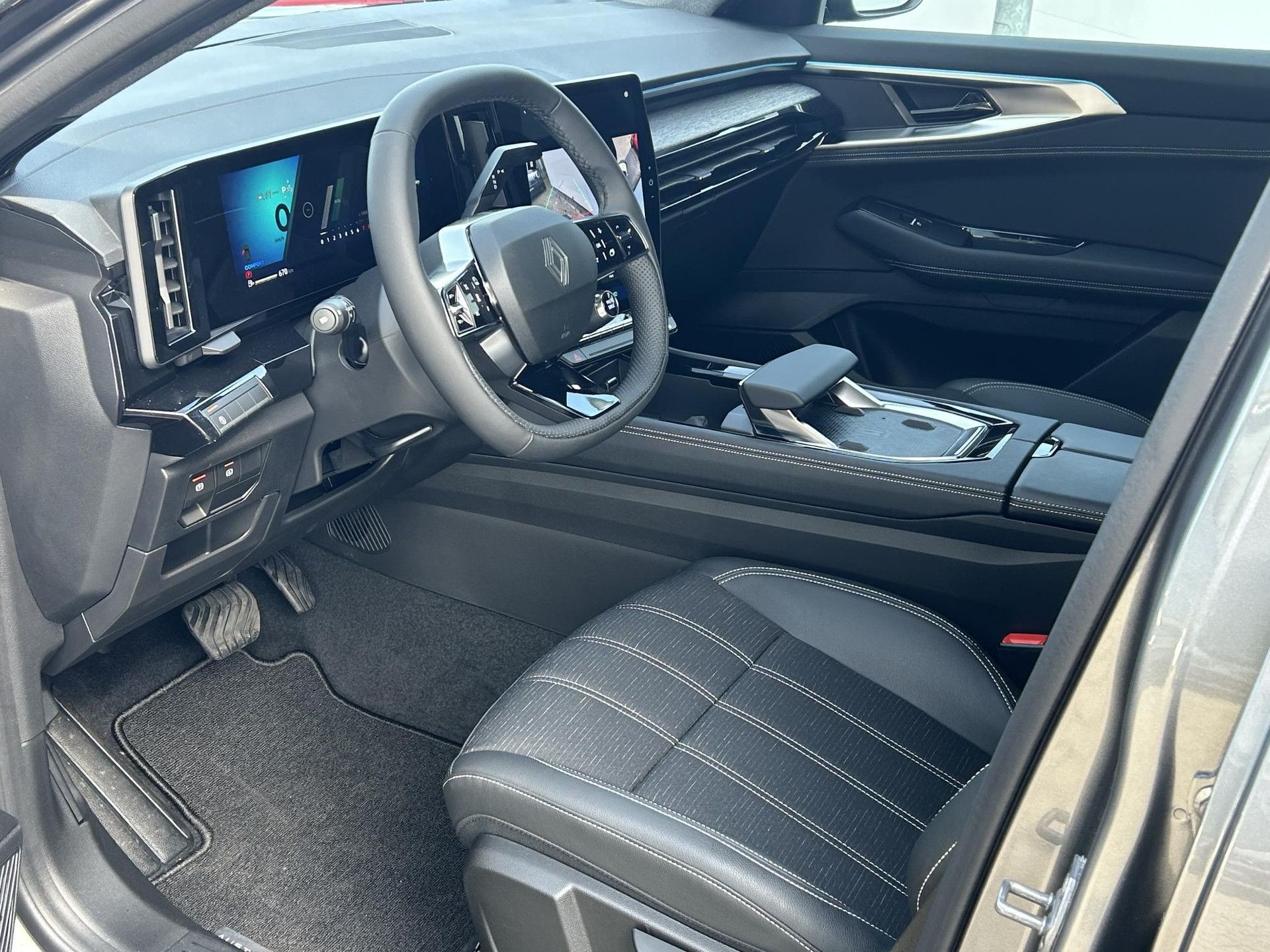Renault Austral met kenteken HVF-53-K – dashboard