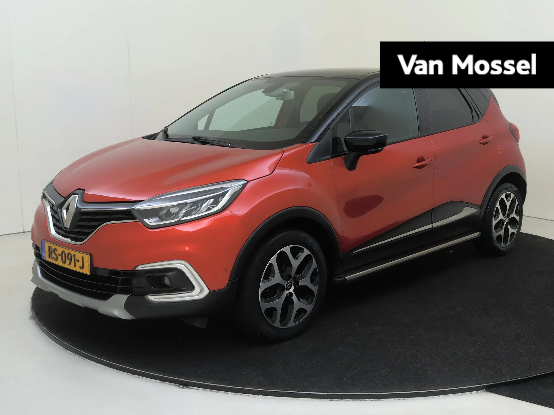 Renault Captur met kenteken 60100 – autofoto 2