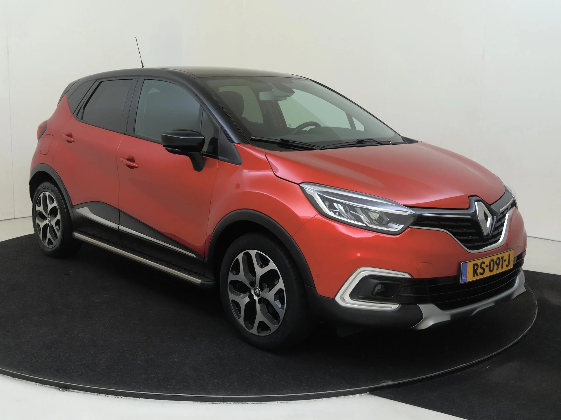 Renault Captur met kenteken 60100 – autofoto 3