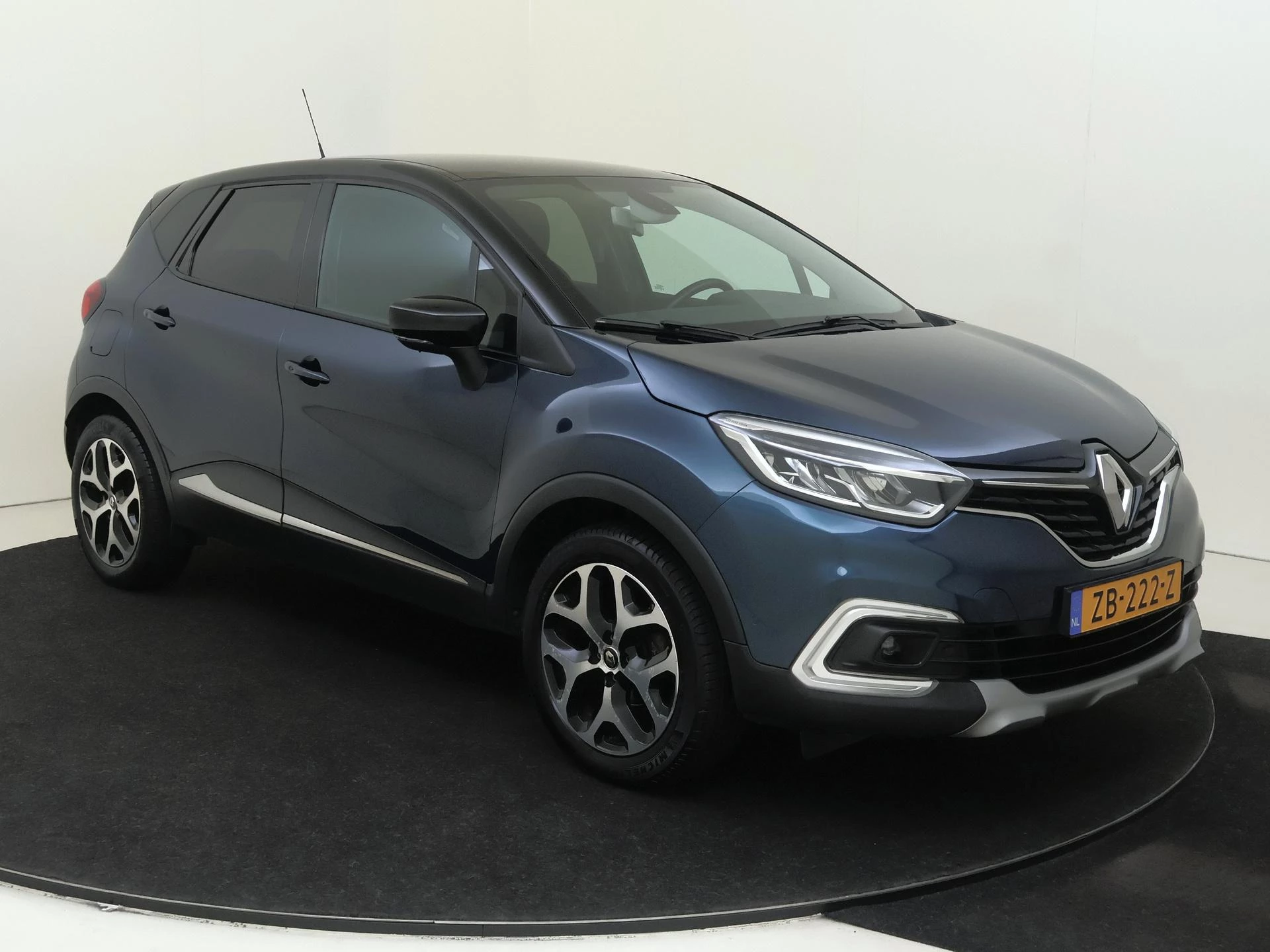 Renault Captur met kenteken 63100 – autofoto 3