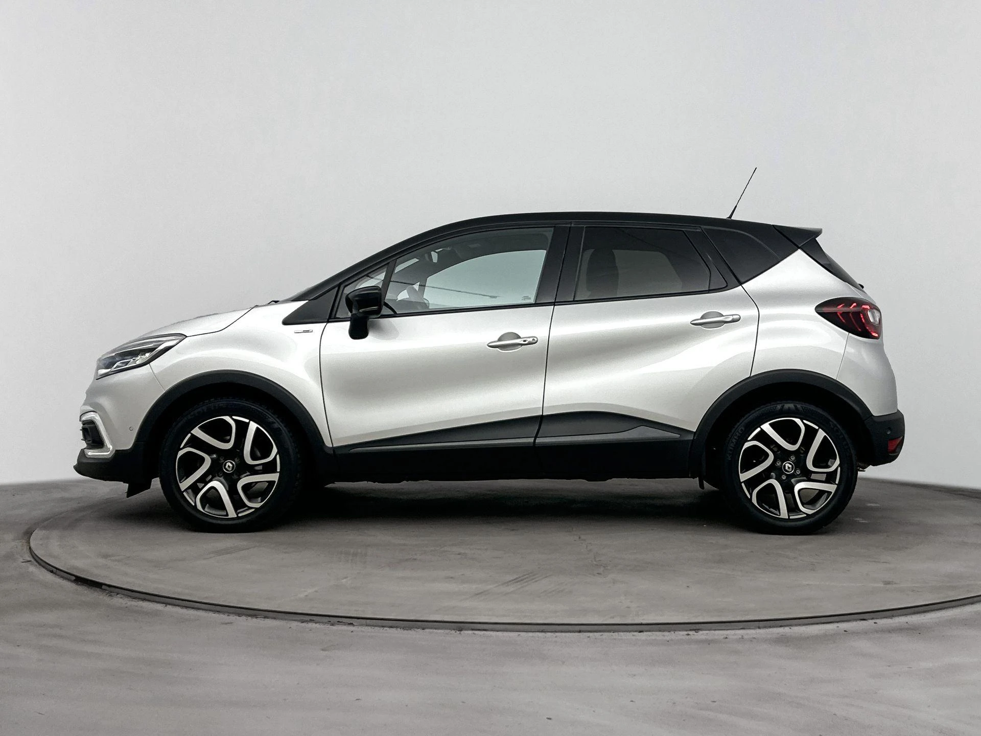Renault Captur met kenteken 66100 – autofoto 4