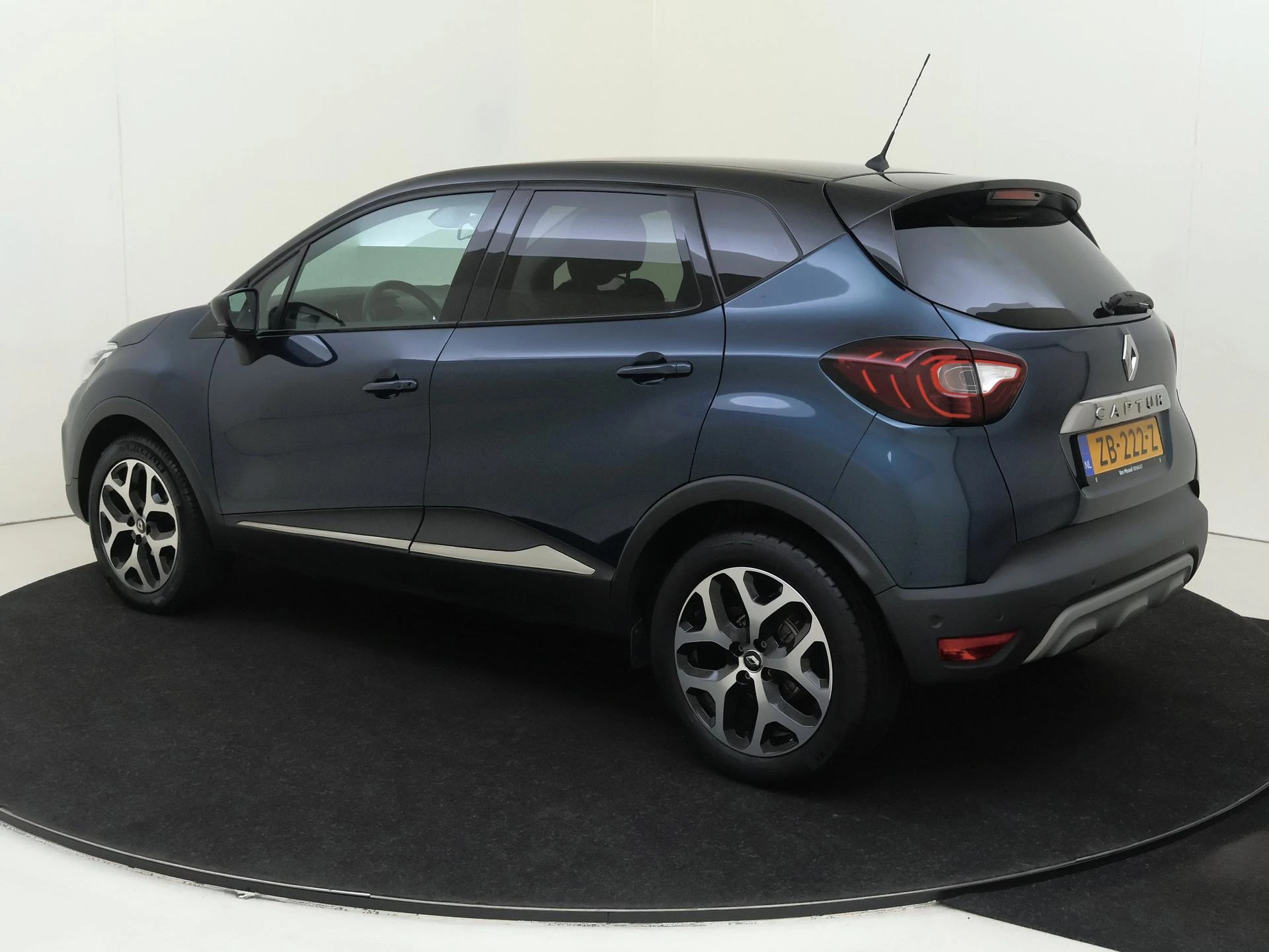 Renault Captur met kenteken 63100 – autofoto 4