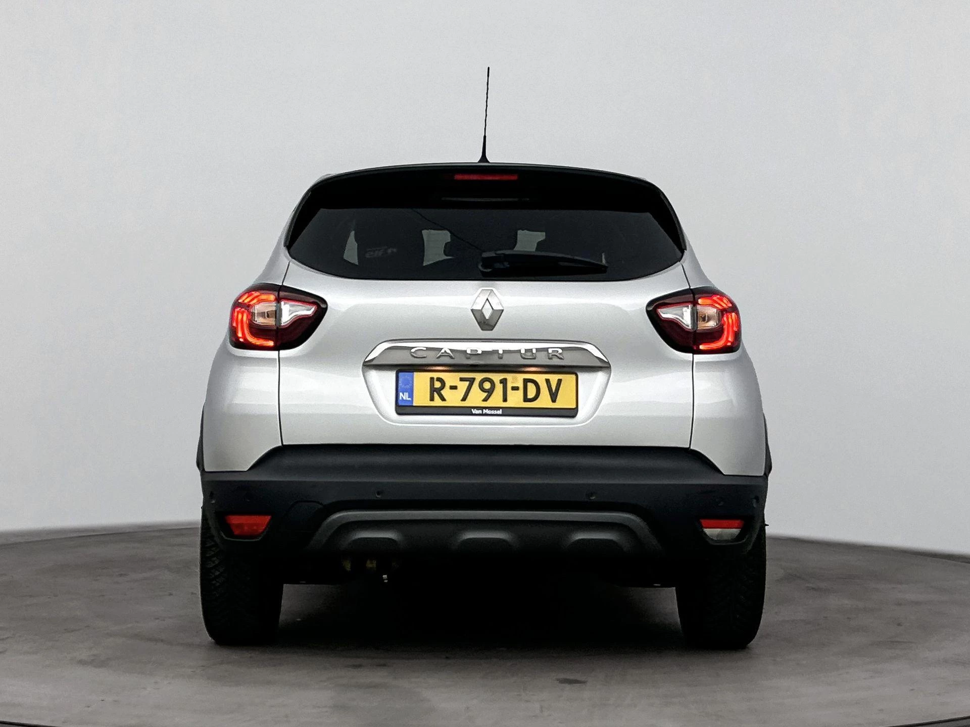 Renault Captur met kenteken 66100 – autofoto 5