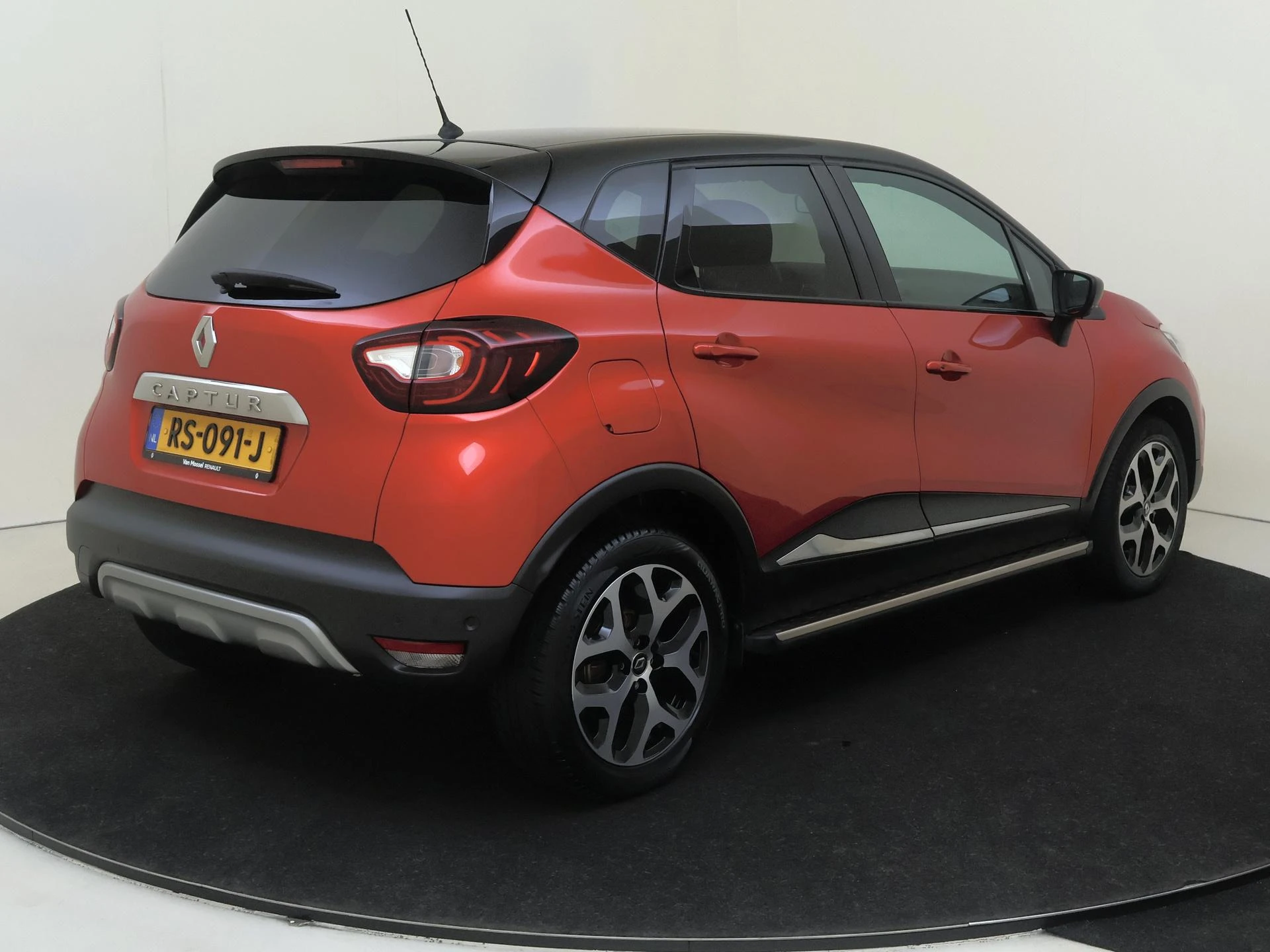 Renault Captur met kenteken 60100 – autofoto 5