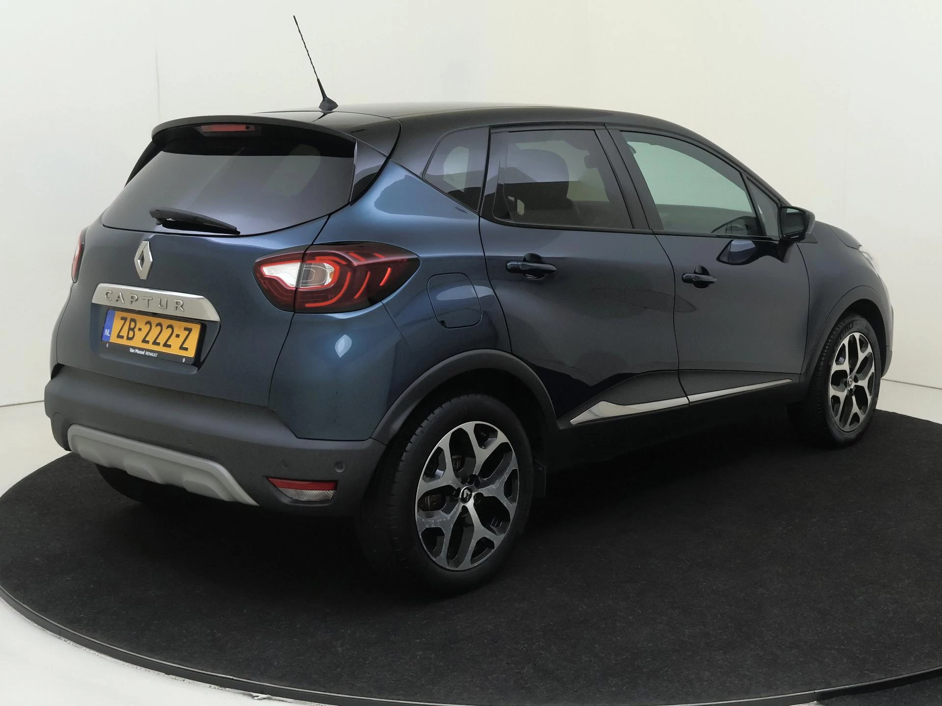 Renault Captur met kenteken 63100 – autofoto 5