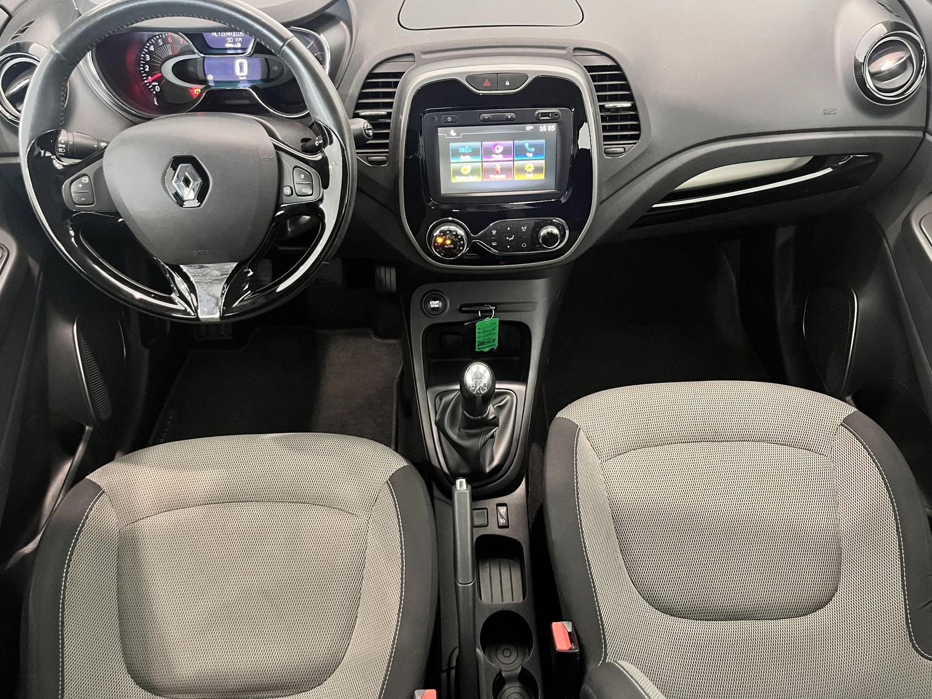Renault Captur met kenteken GDD-42-N – interieur