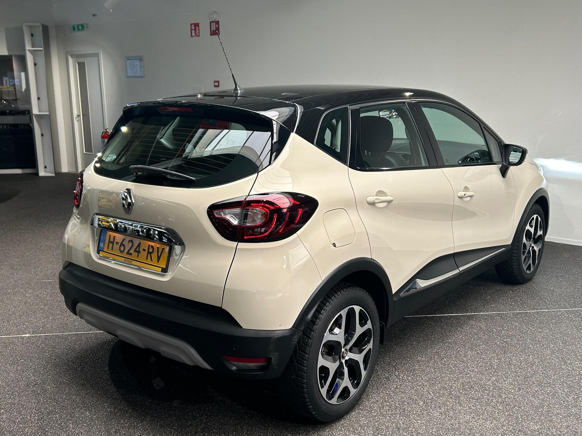 Renault Captur met kenteken H-624-RV – achteraanzicht