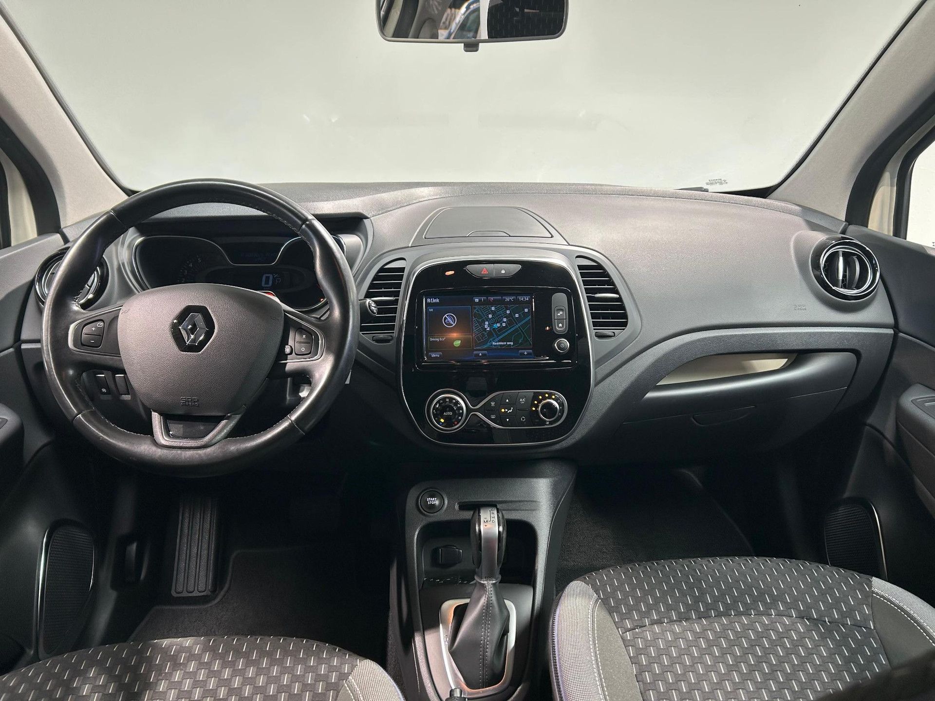 Renault Captur met kenteken H-624-RV – interieur