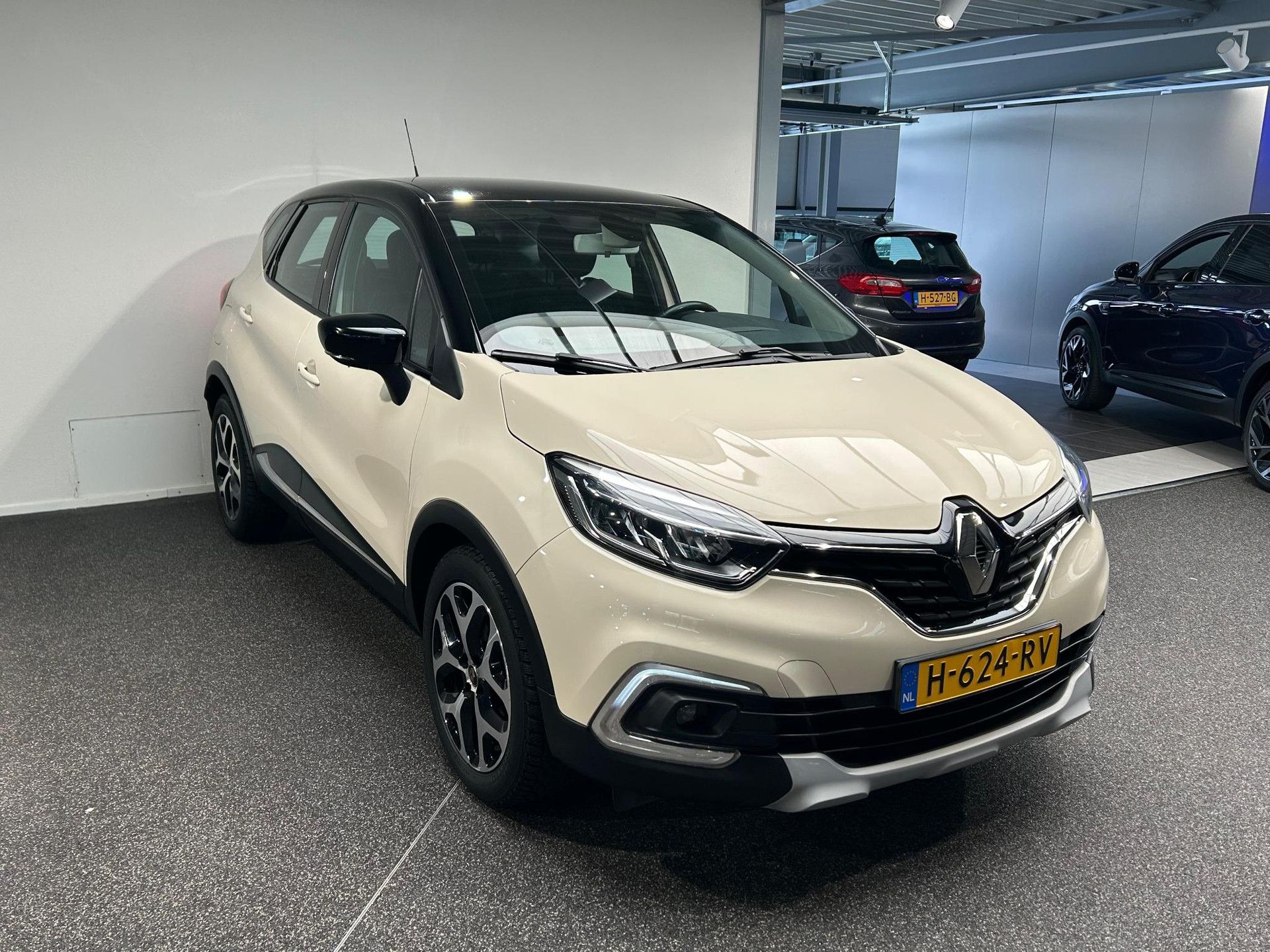Renault Captur met kenteken H-624-RV – detailfoto