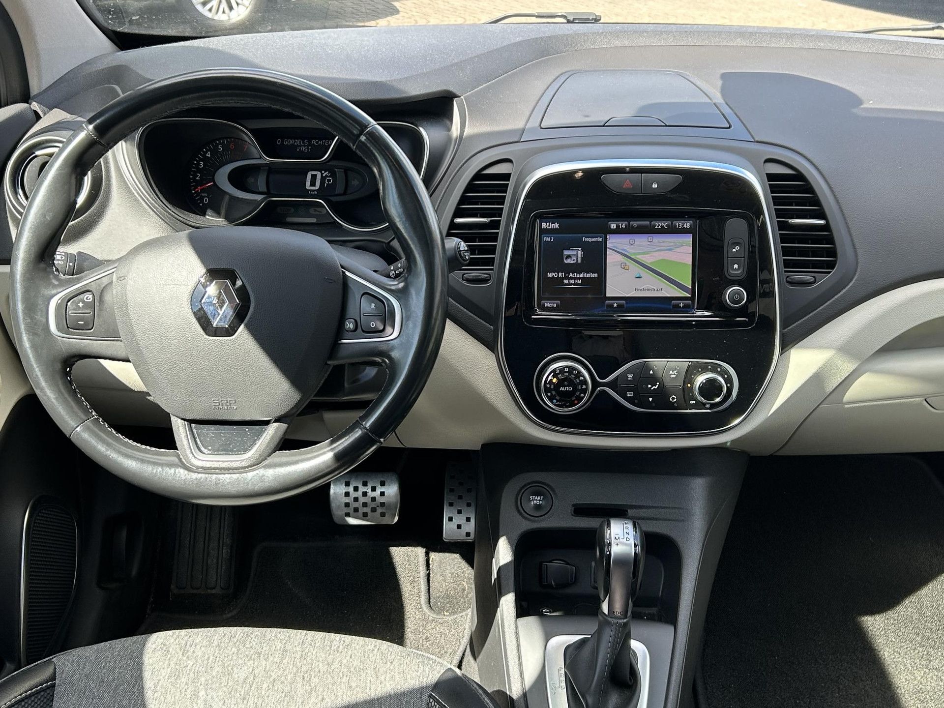 Renault Captur met kenteken H-919-GT – interieur