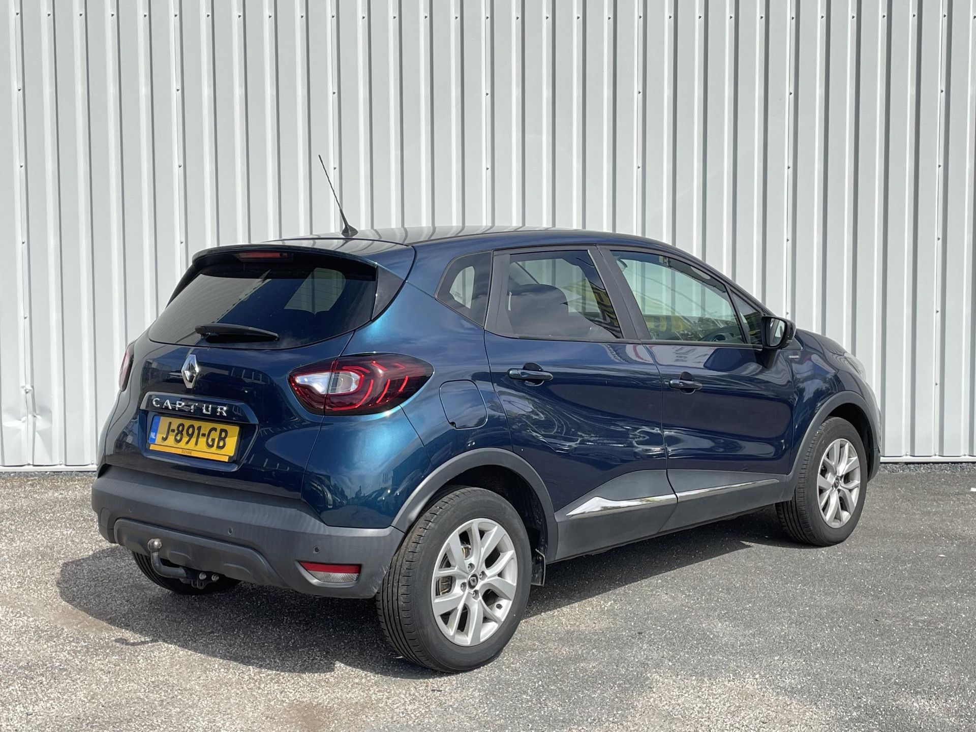 Renault Captur met kenteken J-891-GB – achteraanzicht