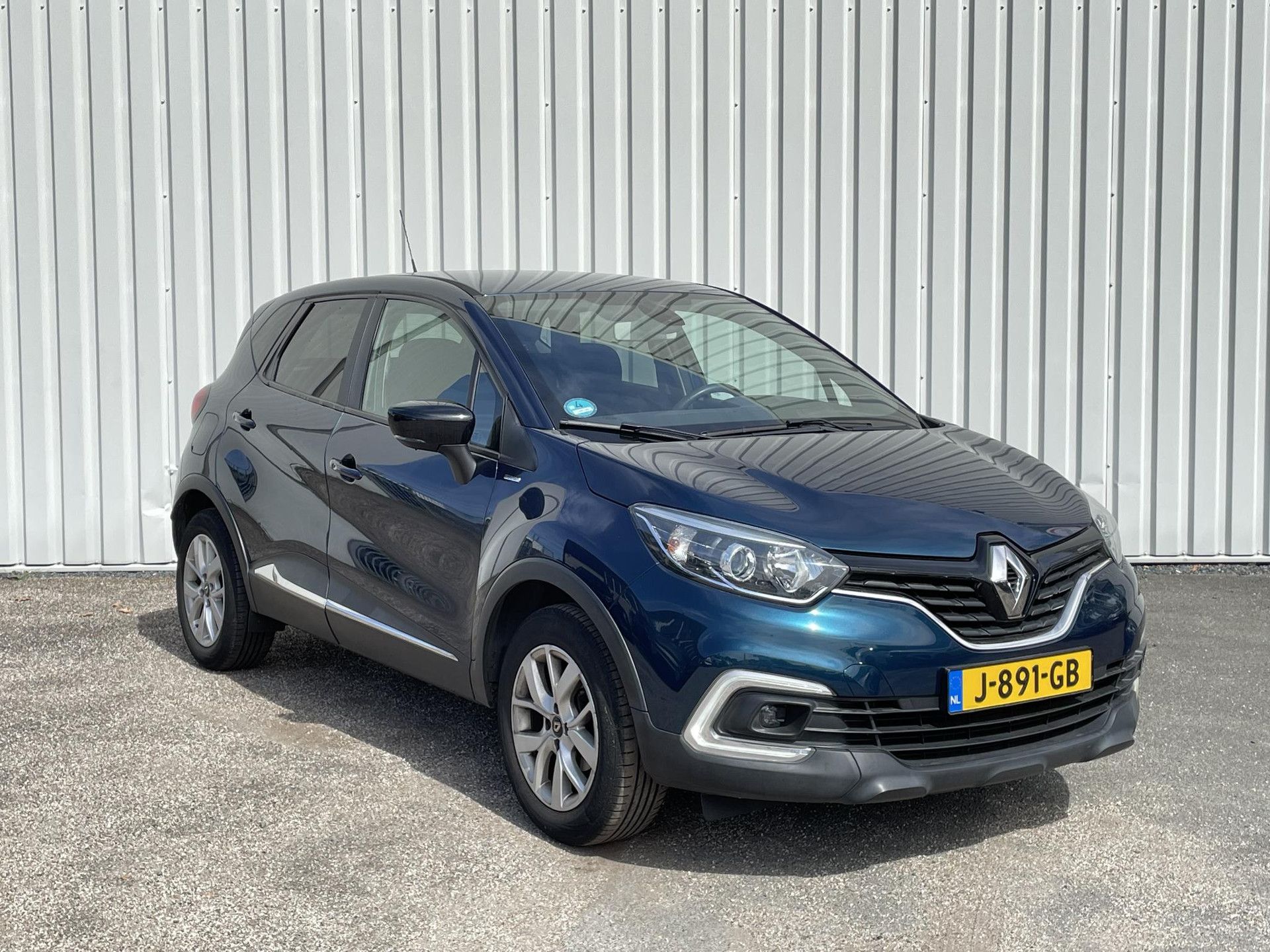 Renault Captur met kenteken J-891-GB – detailfoto