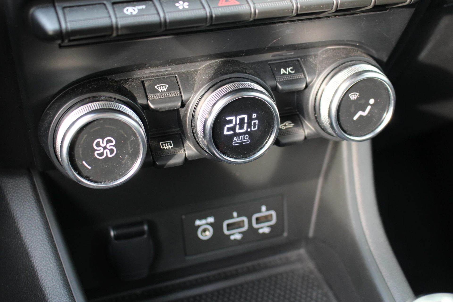 Renault Captur met kenteken JVR-43-V – dashboard